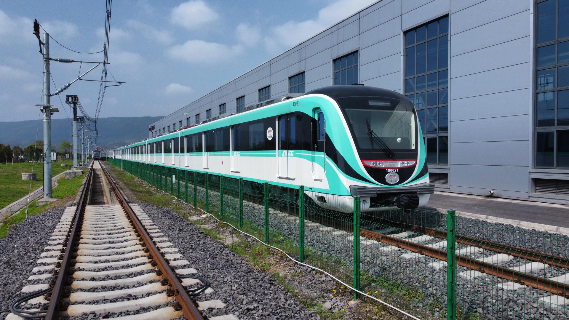 圖四：重慶機電集團參股企業(yè)重慶中車長客生產(chǎn)的重慶軌道交通18號線首列電客車進入大批量生產(chǎn)階段。.jpg