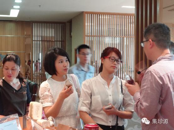 圖為經銷商正在聽取杜邵龍博士對產品的介紹