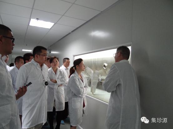 圖為經銷商在參觀集珍源的生產設備